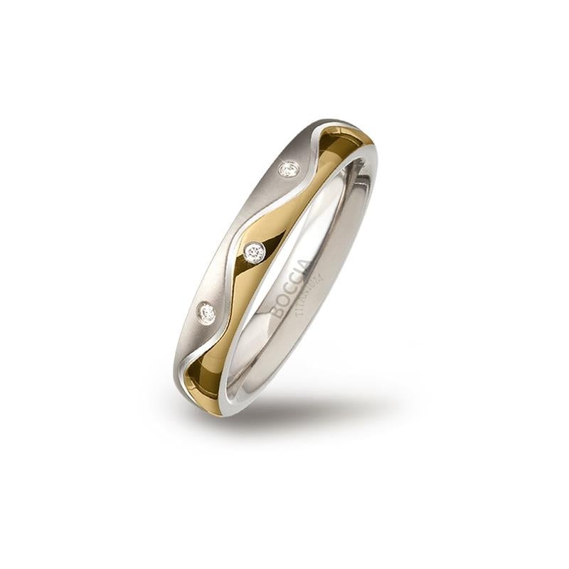 Anillo bicolor de titanio con detalles ondulados y tres diamantes pequeños.