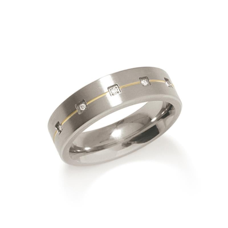 Anillo bicolor de titanio con detalles en oro y piedras brillantes.