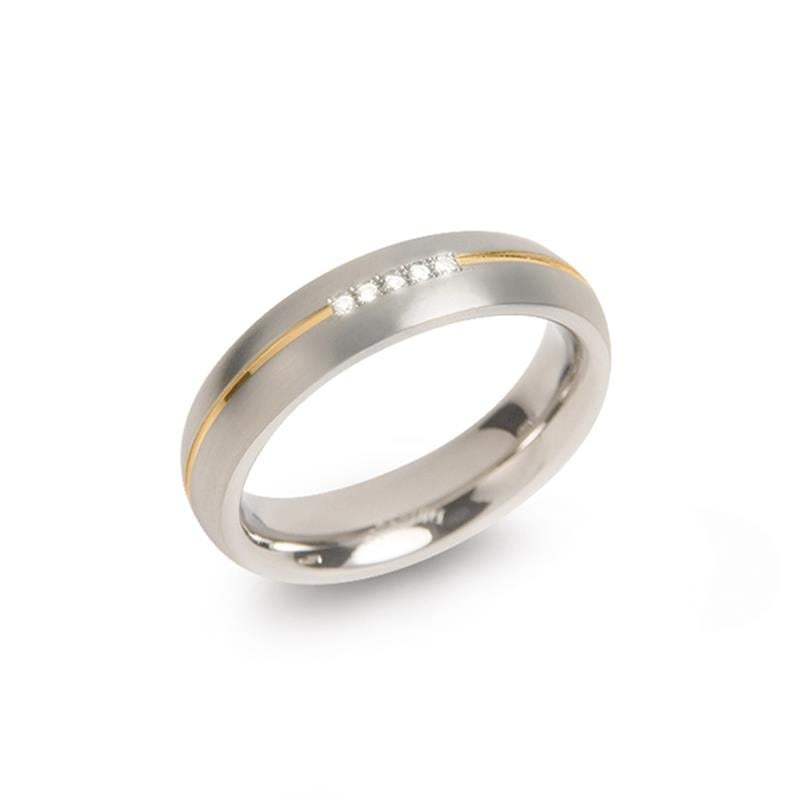 Anillo de titanio bicolor con una línea dorada y cinco diamantes pequeños.