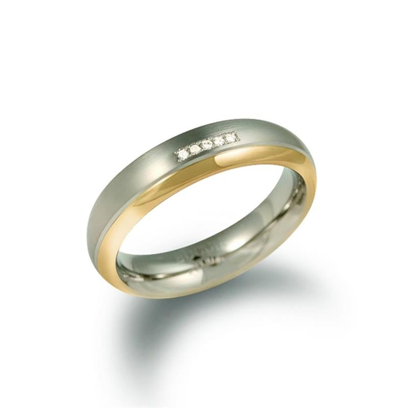 Anillo bicolor de titanio con un acabado pulido y diamantes de 0.025.