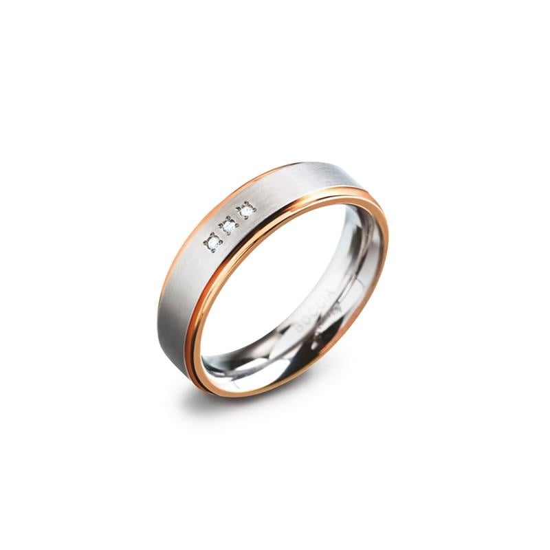 Anillo bicolor de titanio con detalles en oro rosa y tres diamantes pequeños.