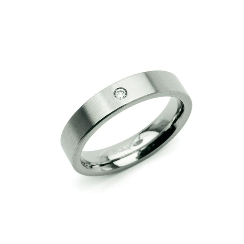 Anillo de titanio con un diamante de 0,03 en un diseño minimalista y acabado pulido.