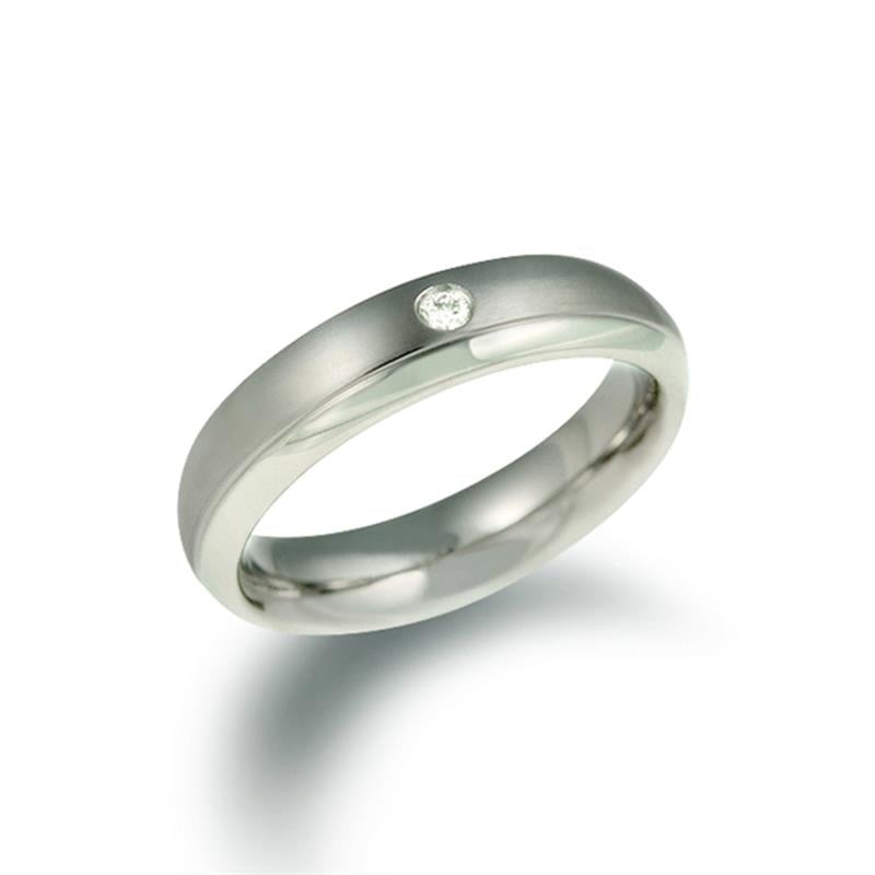 Anillo de titanio con un diamante de 0.03, acabado mate y brillante, forma sencilla y moderna.