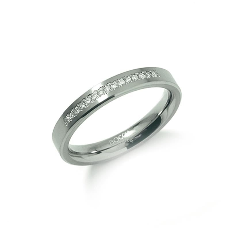 Anillo de titanio gris con diamantes en un lado y acabado pulido.