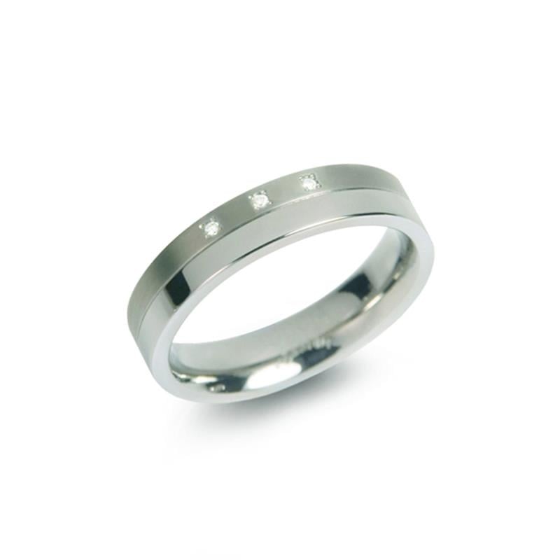 Anillo de titanio con tres diamantes engastados y acabado pulido.