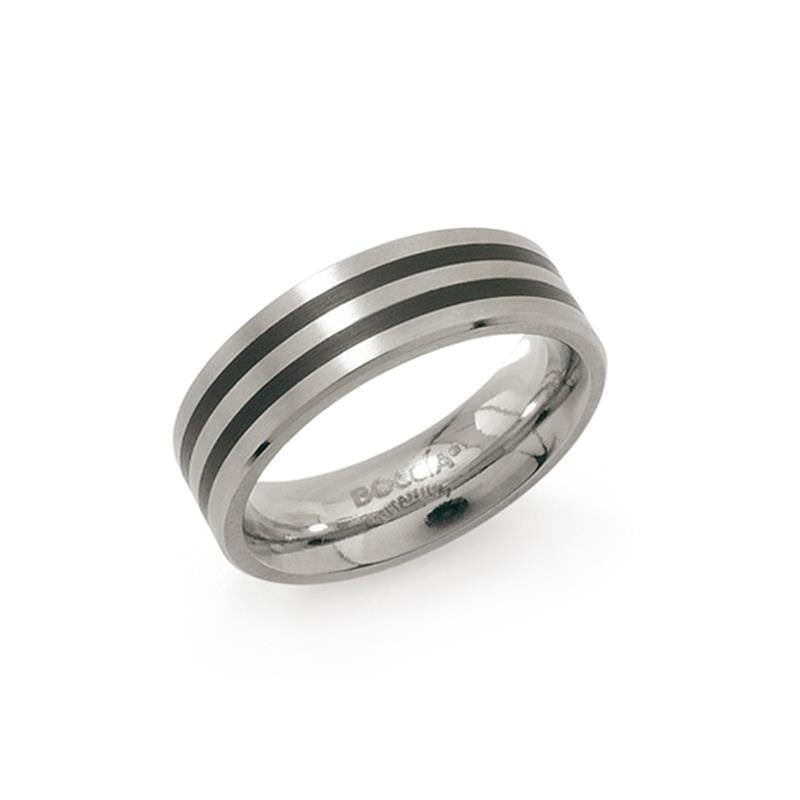 Anillo de titanio con esmalte negro y dos líneas plateadas.