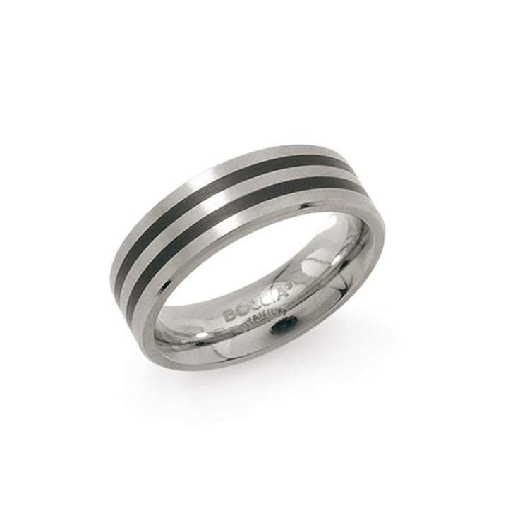 De Boccia Titanium Ring zwart emaille 0101-17 van Boccia is een strakke zilveren titanium ring met twee zwarte horizontale strepen op een gladde, gepolijste witte achtergrond met een reflecterende binnenkant.