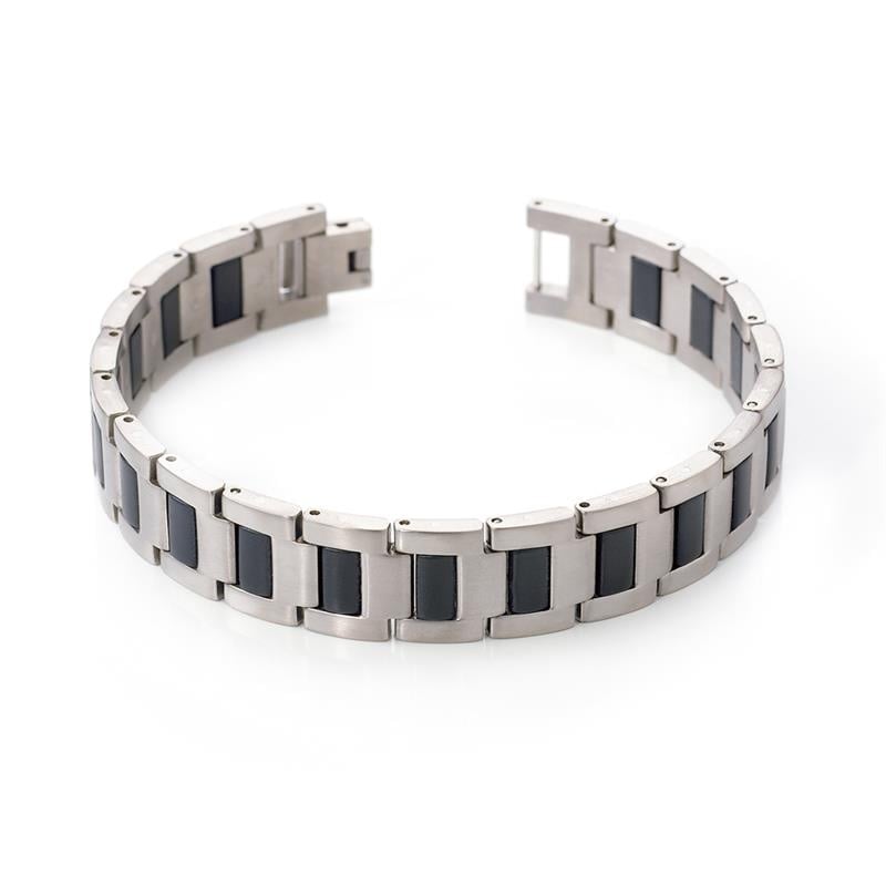 Pulsera de titanio con detalles de goma en color negro y diseño moderno.