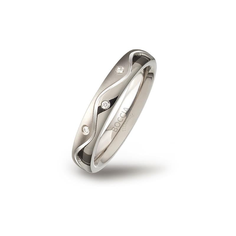 Anillo de titanio con diseño ondulado y tres diamantes de 0.015, acabado pulido.