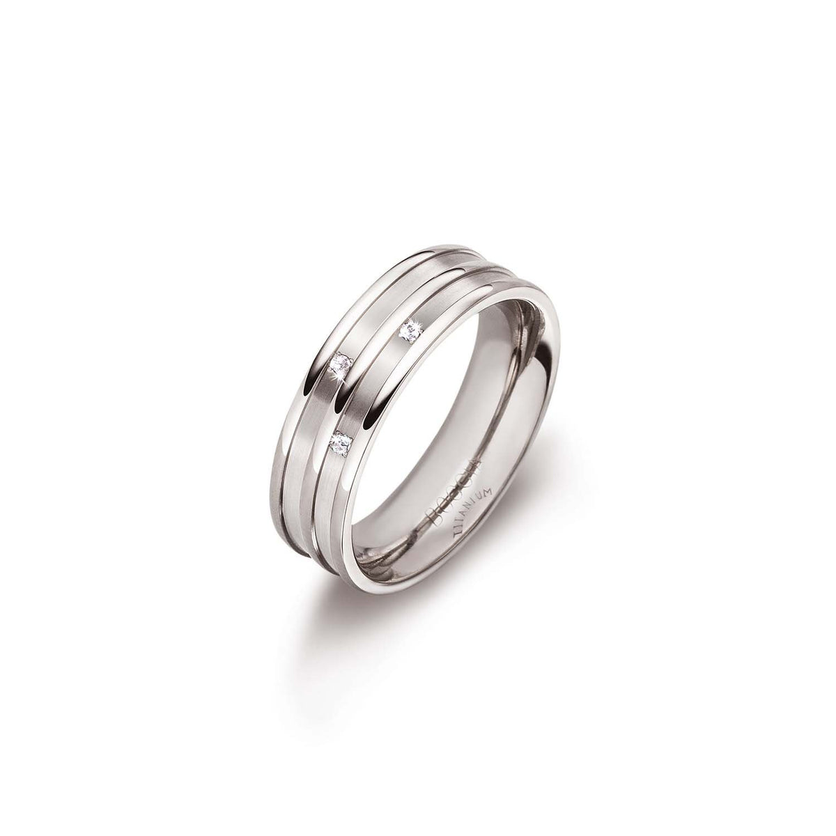 Anillo de titanio con tres diamantes y acabado pulido, diseño de bandas entrelazadas.