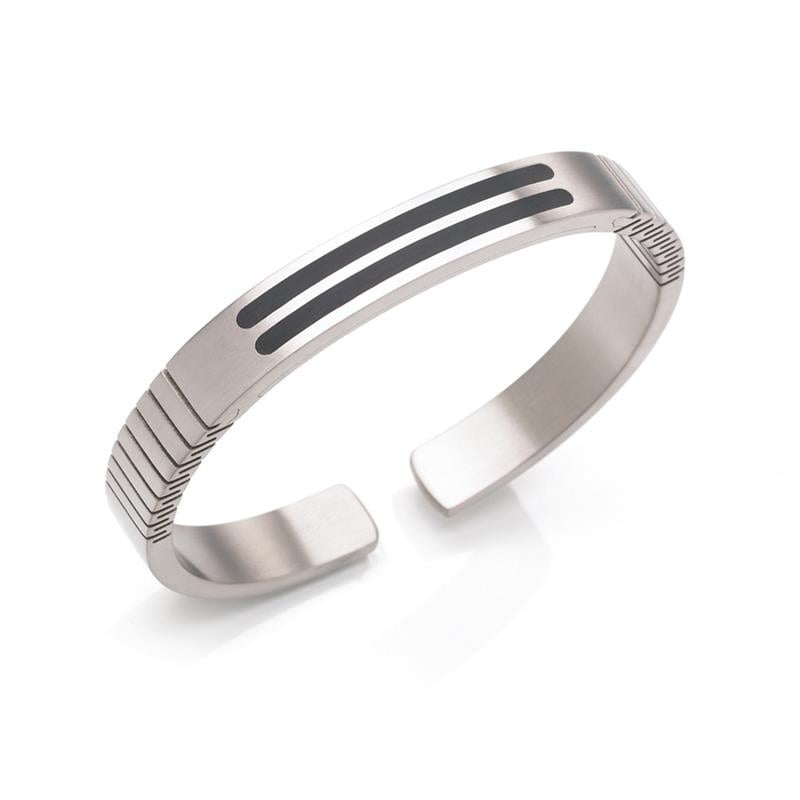 Brazalete de titanio con detalles en esmalte negro y diseño moderno.