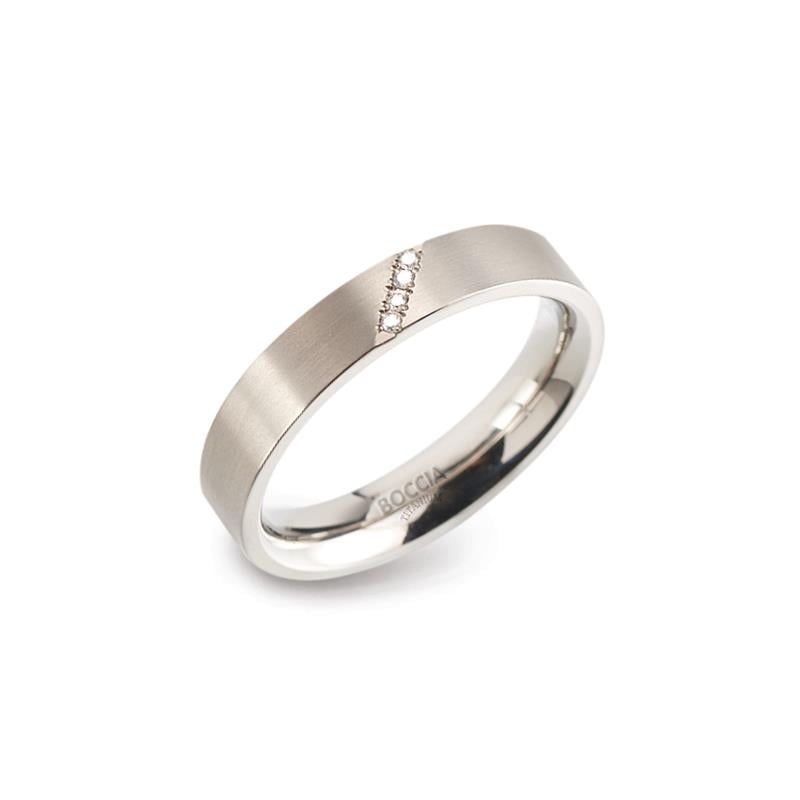 Anillo de titanio con acabado mate y brillante, decorado con cinco diamantes pequeños.