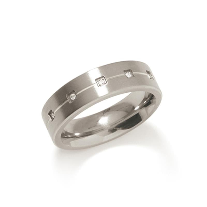 Anillo de titanio con detalles en forma de cuadrados y diamantes.