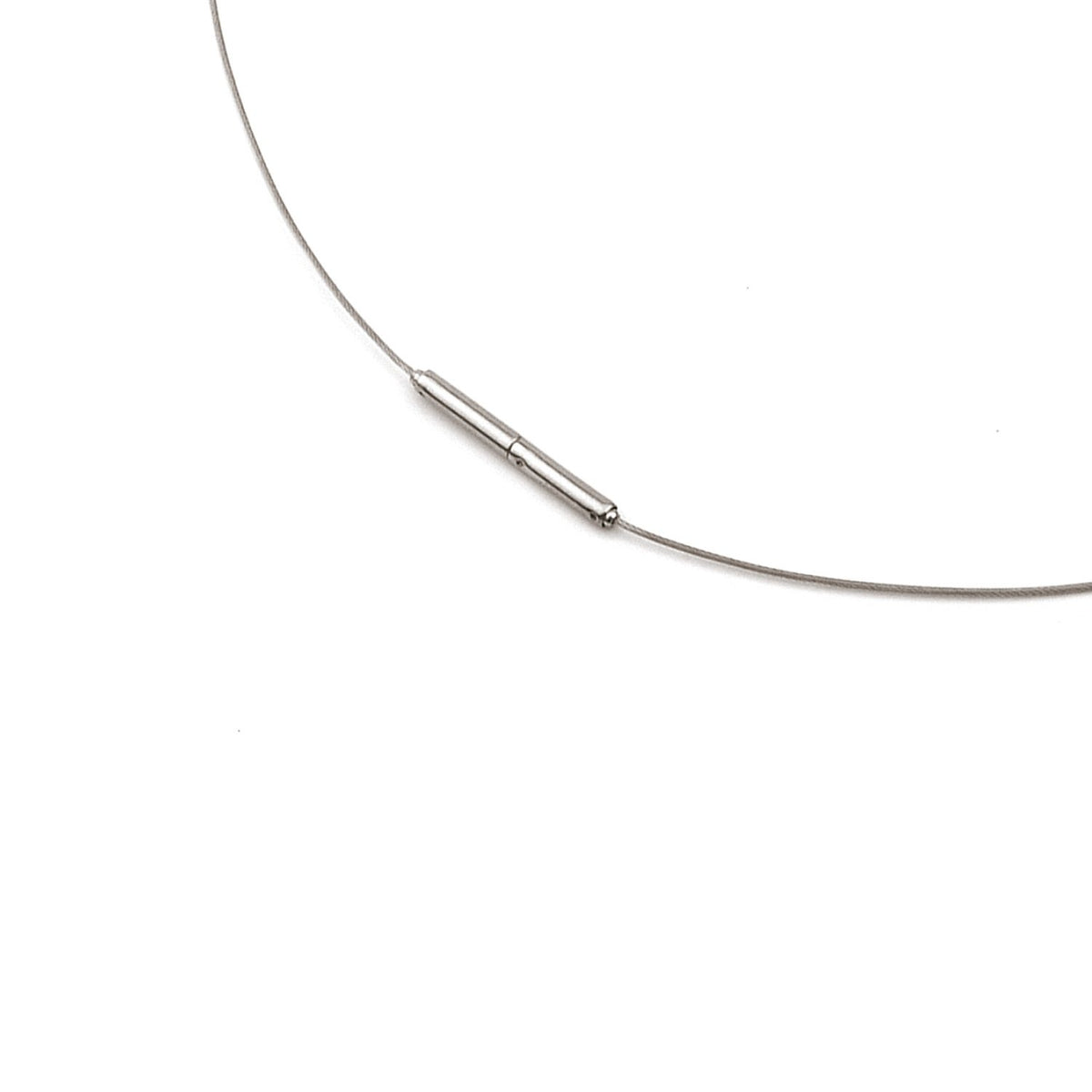 Collar de titanio con cierre de acero, diseño minimalista y forma delgada.
