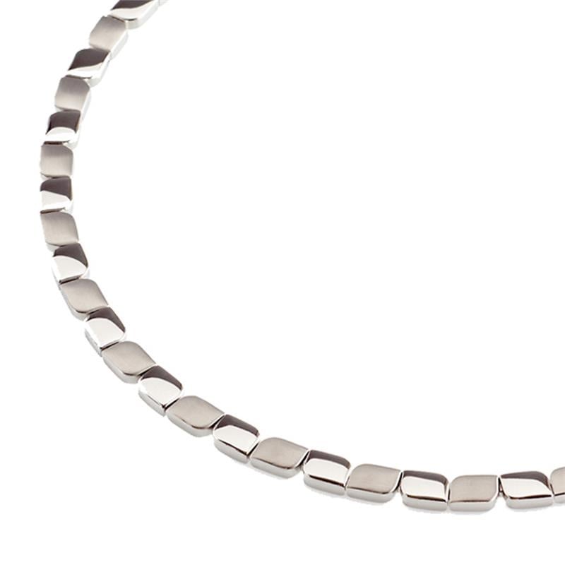 Collar de titanio con eslabones cuadrados pulidos en color plateado.