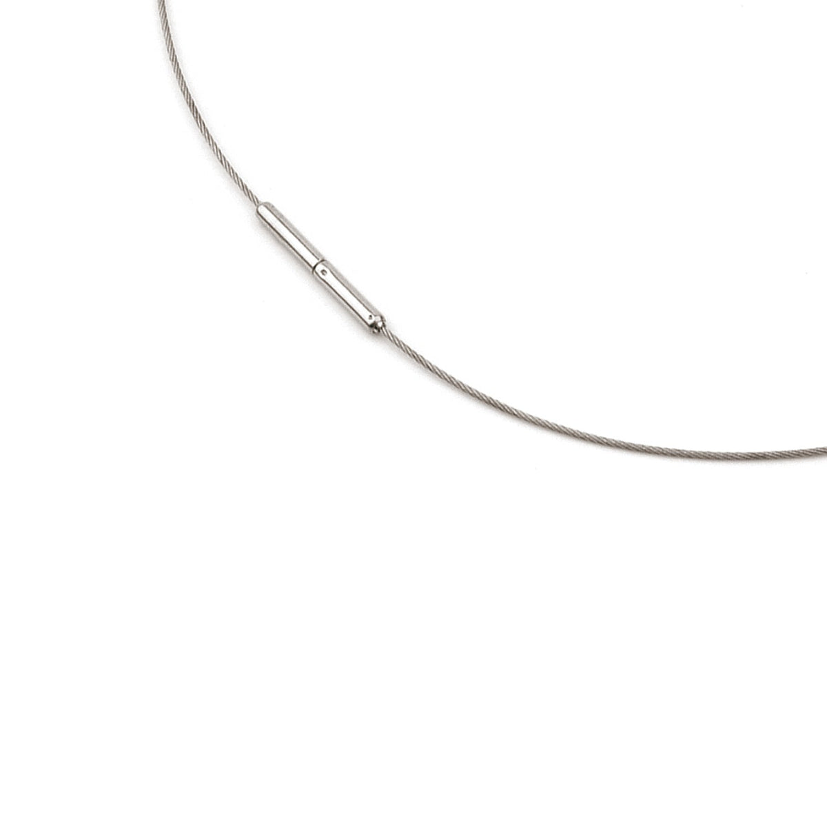 Collar de titanio con cierre de acero, diseño minimalista y acabado pulido.