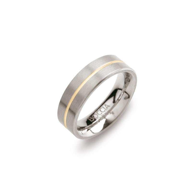Anillo de titanio bicolor con un acabado mate y una línea dorada en el centro.