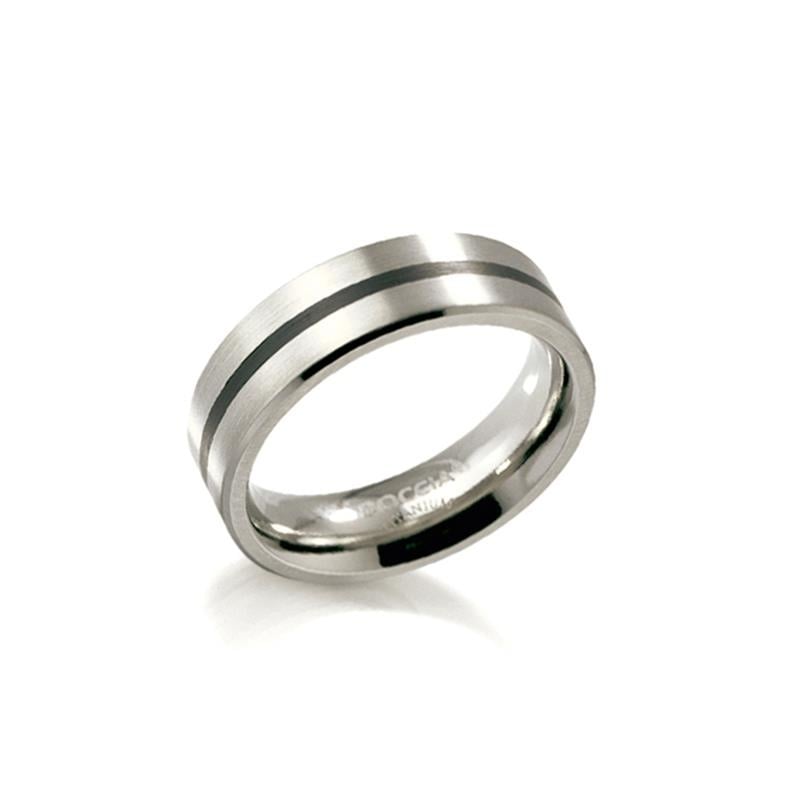 Anillo de titanio con esmalte negro y dos líneas plateadas.