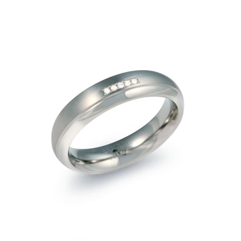 Anillo de titanio plateado con un diseño liso y un pequeño diamante.