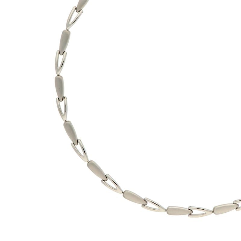 Collar de titanio con eslabones alargados y forma ovalada en tono plateado.