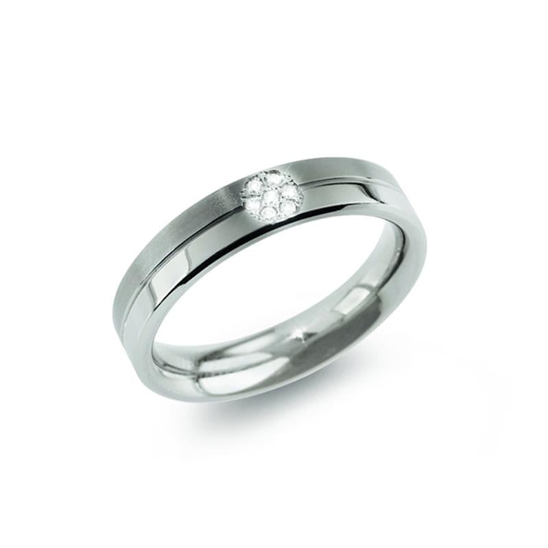 Anillo de titanio con un diamante en el centro y acabado pulido.