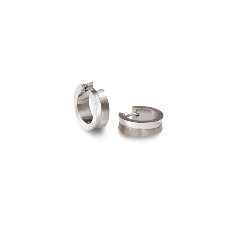 Pendientes de aro de titanio en acabado mate, con diseño sencillo y cierre de bisagra.