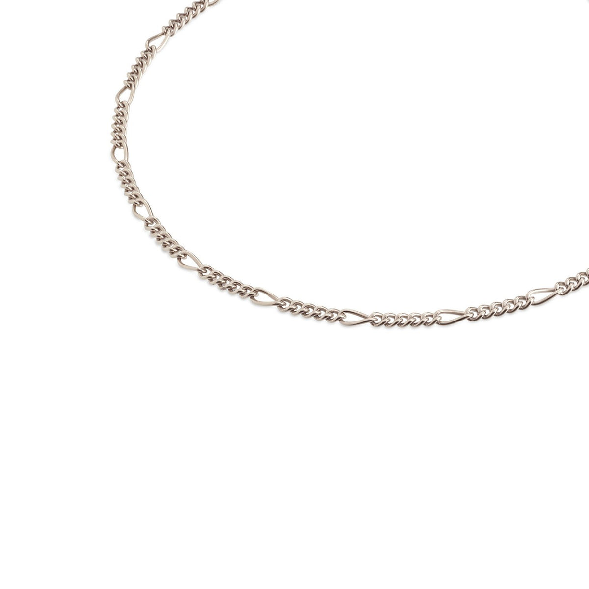 Collar de titanio con eslabones alternos y detalles de perlas en acabado pulido.