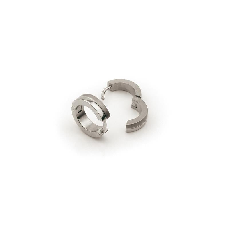 Pendientes de aro de titanio en acabado mate, con diseño moderno y forma circular.