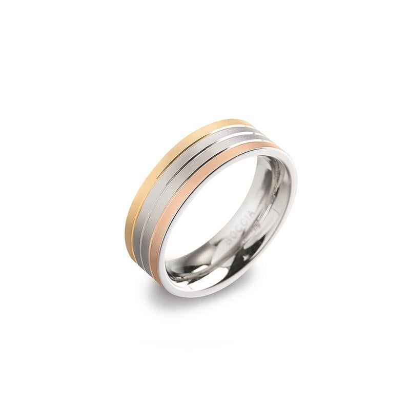 Anillo de titanio tricolor con bandas plateadas, doradas y rosadas.