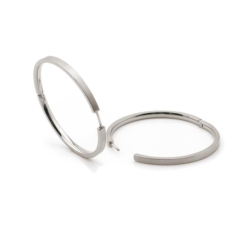 Aros de titanio plateados con diseño minimalista y acabado pulido.
