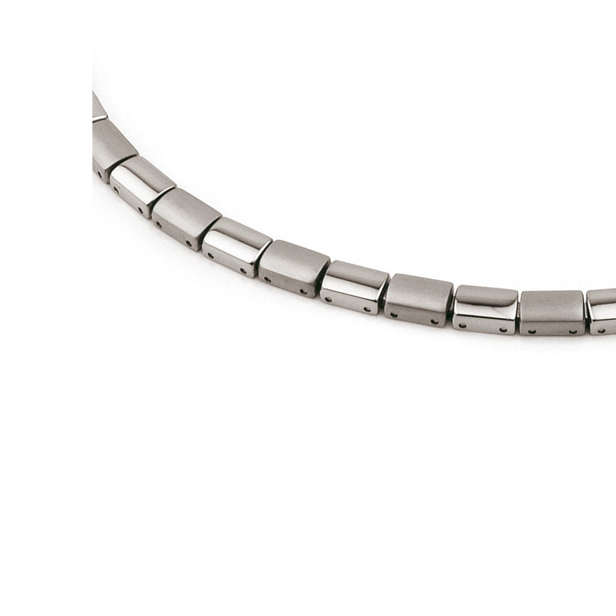Collar de titanio con eslabones rectangulares en acabado mate.