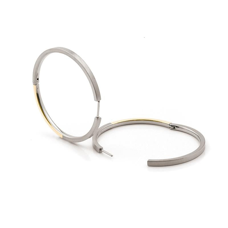 Aros bicolores de titanio con detalles en dorado y acabado mate.