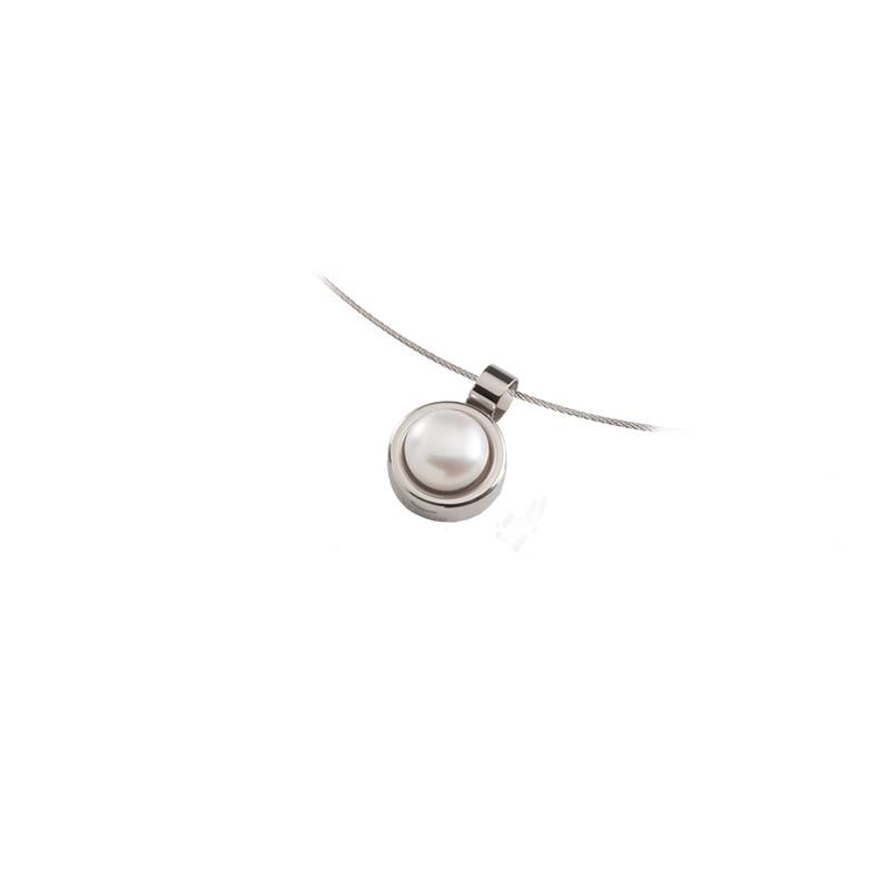 Colgante de titanio con perla blanca en forma redonda y acabado pulido.