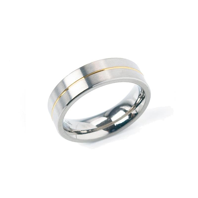 Anillo de titanio bicolor con acabado pulido y una línea dorada en el centro.
