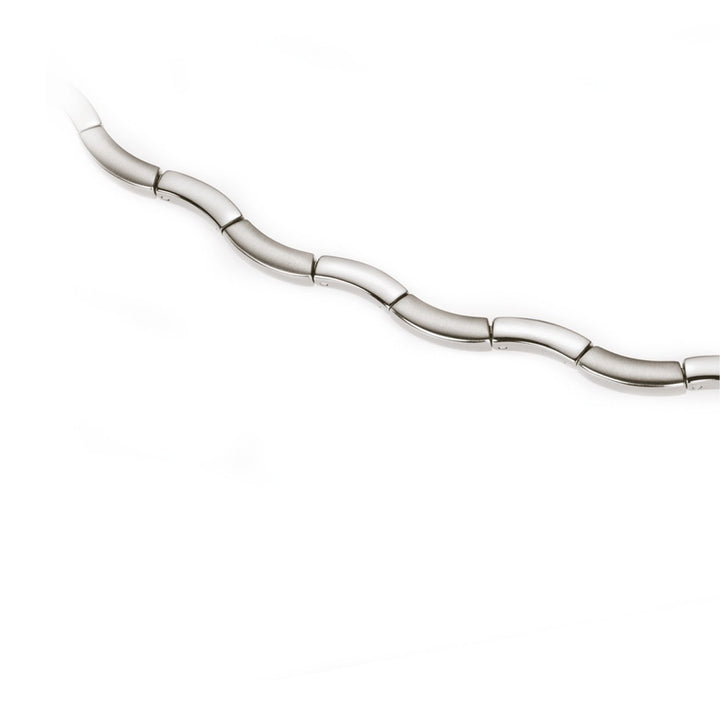 Een close-up van de Boccia Titanium Collier 0844-01 toont een deel van de strakke, zilveren ketting in een golvende diagonale lijn op een effen witte achtergrond. Zo wordt het elegante titanium ontwerp van Boccia benadrukt.
