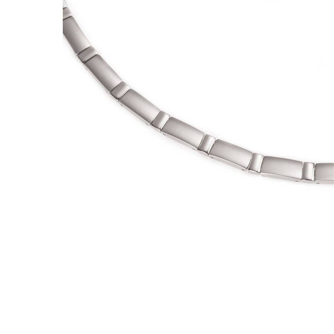 Een strakke zilveren metalen armband met rechthoekige schakels is geplaatst tegen een witte achtergrond. Het minimalistische ontwerp past naadloos bij de Boccia Titanium Collier 0845-01 van Boccia, wat een elegante maar ingetogen look creëert.