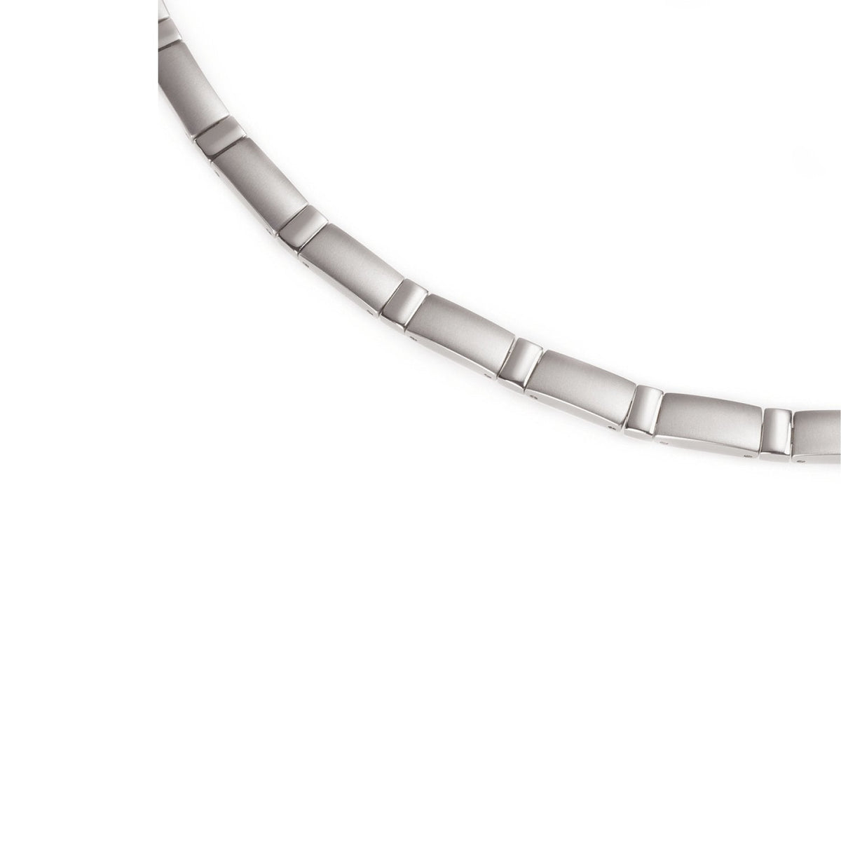 Collar de titanio con eslabones rectangulares en acabado mate.