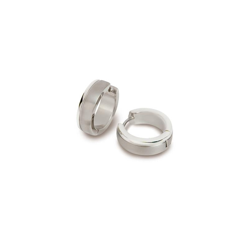 Pendientes de aro de titanio en acabado plateado, con diseño sencillo y moderno.