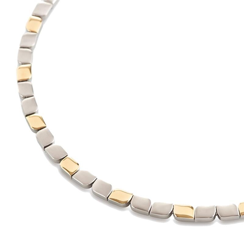 Collar bicolor de titanio con eslabones rectangulares en tonos plateado y dorado.
