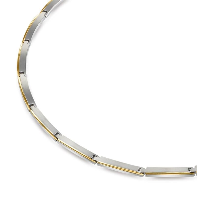 Collar bicolor de titanio con eslabones rectangulares en tonos plateado y dorado.