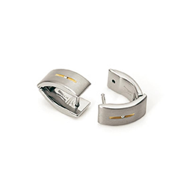Een paar Boccia Titanium Oorringen Bicolor dia2/0.01 - 0521-03 van Boccia, uitgevoerd in zilver met subtiele gouden accenten, wordt weergegeven op een witte achtergrond - één oorbel is plat terwijl de andere rechtop staat om het elegante ontwerp te laten zien.
