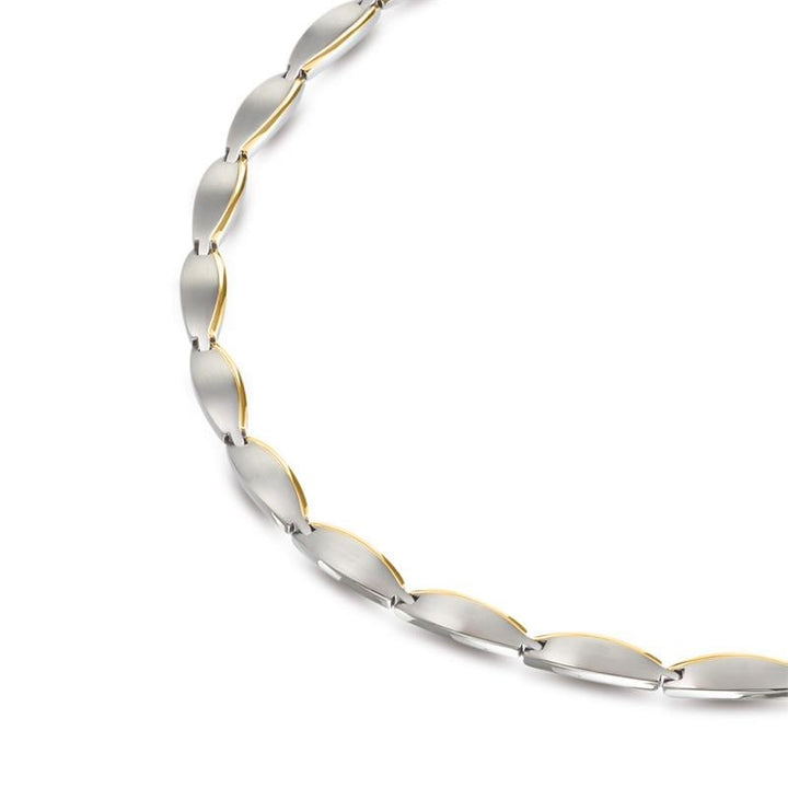 Een close-up van de Boccia Titanium Collier Bicolor 08034-02 van Boccia, met slanke ovale schakels in zilver- en goudtinten, elegant gebogen op een witte achtergrond.