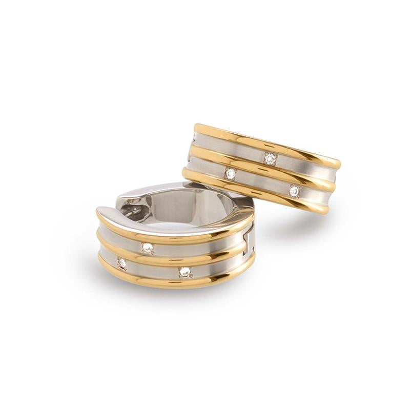 Pendientes de aro bicolor de titanio con tres bandas doradas y detalles en plata, decorados con pequeñas piedras.