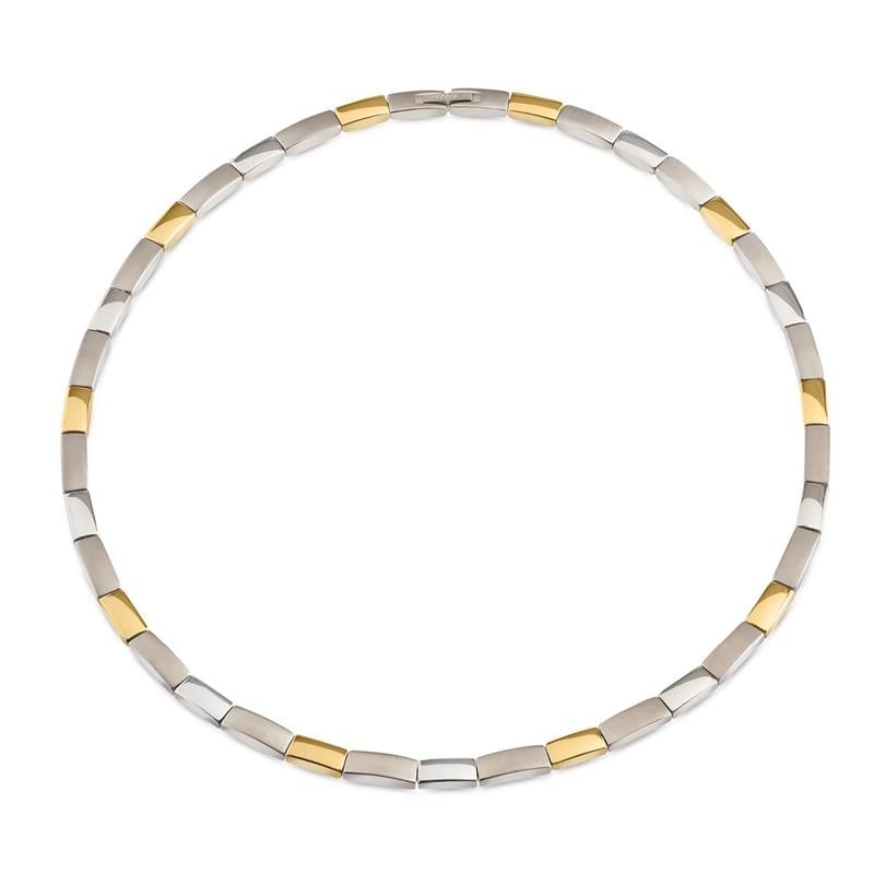Collar bicolor de titanio con eslabones rectangulares en tonos plateado y dorado.