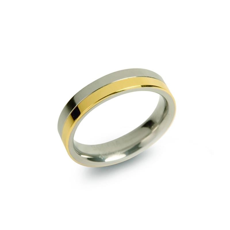 Anillo bicolor de titanio con acabado brillante, con una banda dorada y otra plateada.