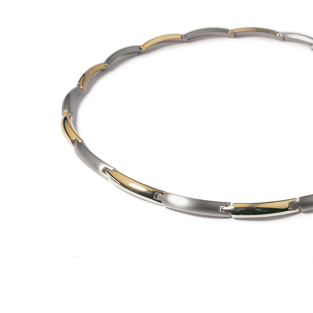 Collar bicolor de titanio con eslabones alternos en tonos plateado y dorado.