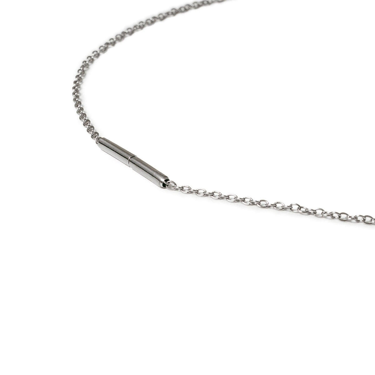 Collar de titanio con cadena fina y detalle alargado en el cierre.