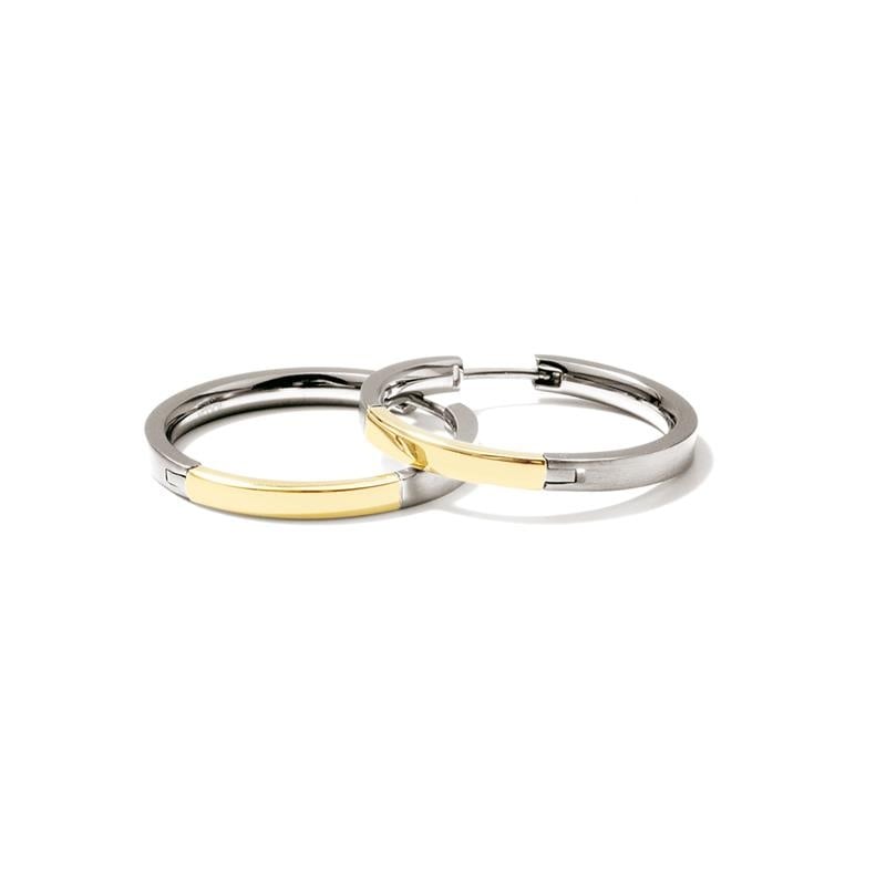 De Boccia Titanium Oorringen Bicolor 0517-02 zijn voorzien van overlappende zilver- en goudtinten, gemaakt van duurzame materialen. Deze metalen Boccia oorringen worden weergegeven op een witte achtergrond.