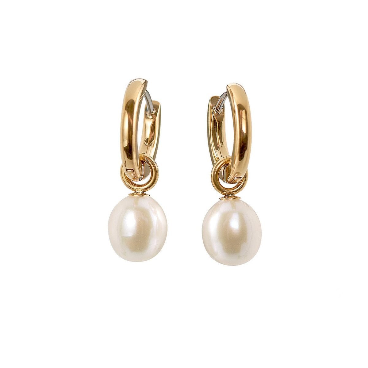 Pendientes de aro dorados con perlas.
