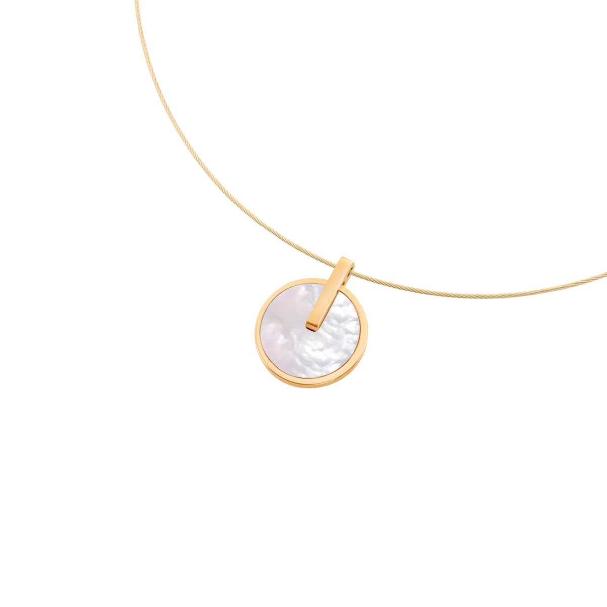 Colgante de titanio dorado con forma circular y detalle de madreperla.